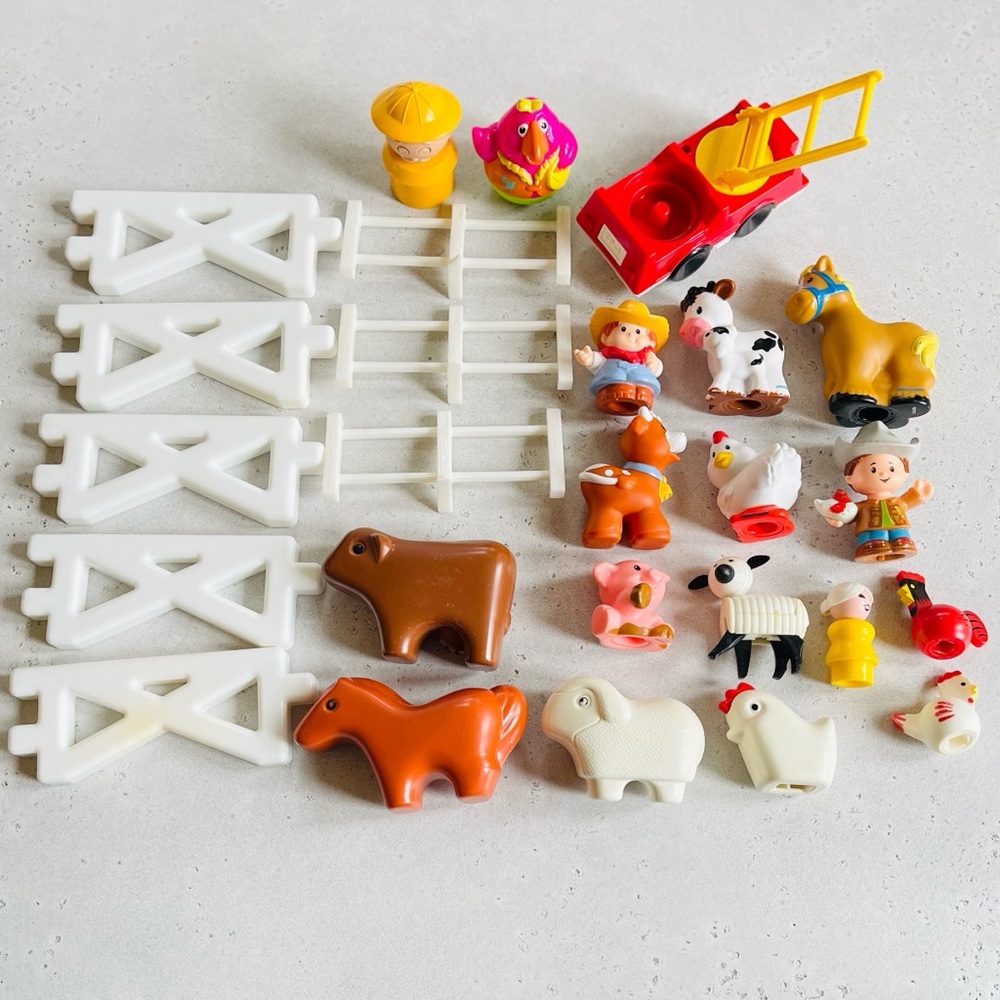 26 Piece Misc. Fisher Price Little People Lot Farm Animals Fence Fire Truck